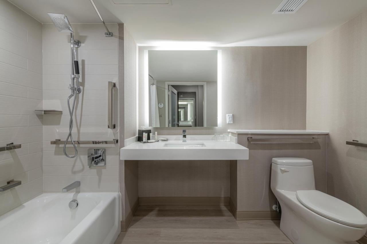 Готель Wichita Marriott Екстер'єр фото