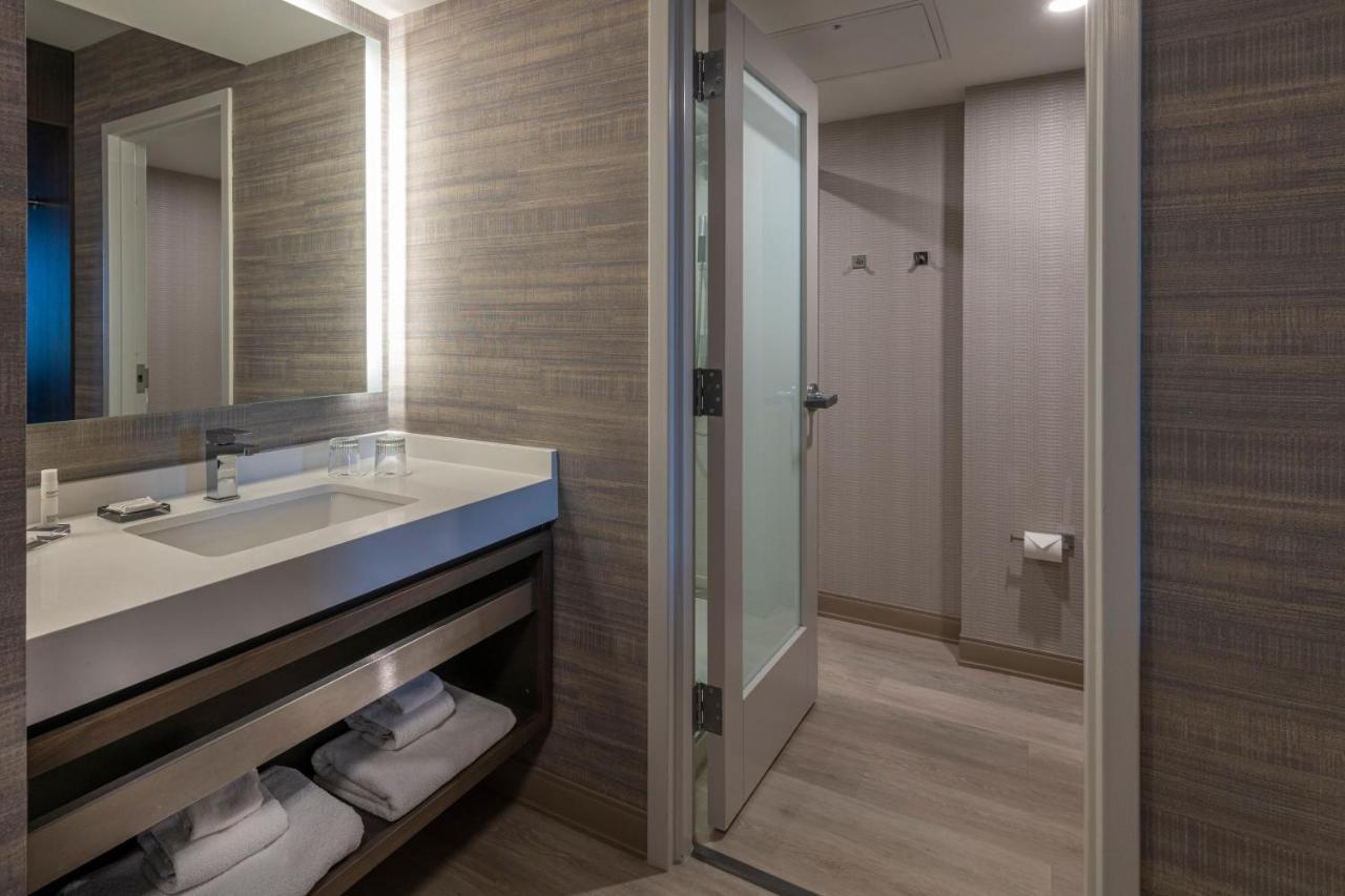 Готель Wichita Marriott Екстер'єр фото