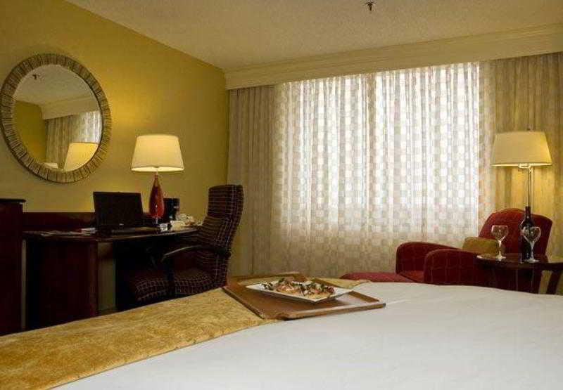 Готель Wichita Marriott Екстер'єр фото